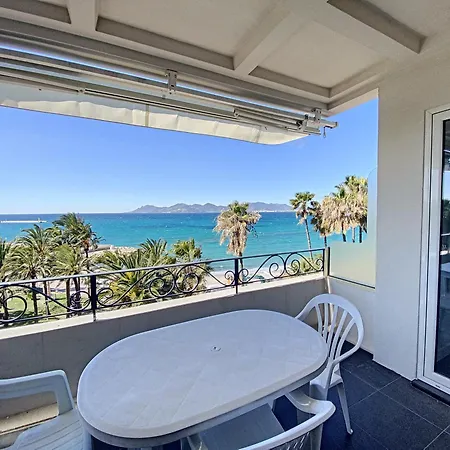 Apartment 1-bedroom Beachfront With Sea View *