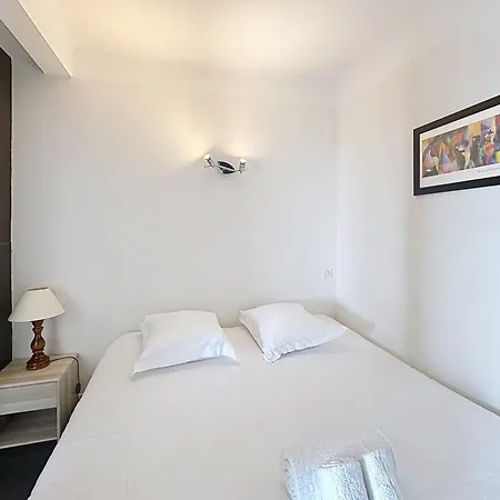 Apartment 1-bedroom Beachfront With Sea View *