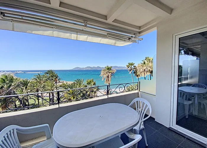Apartment 1-bedroom Beachfront With Sea View *